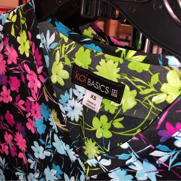 NWT Koi Basics multi color floral pattern V neck short sleeve scrub top - Picture 12 of 16